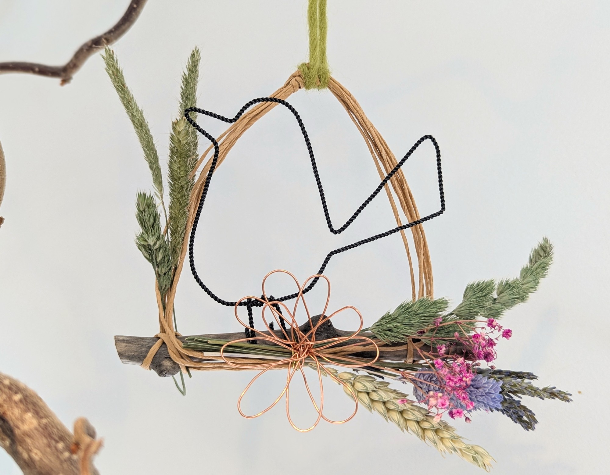 Flowerloop aus Treibholz mit Drahtvogel-Silhouette, Kupferdraht-Blume und Trockengräsern