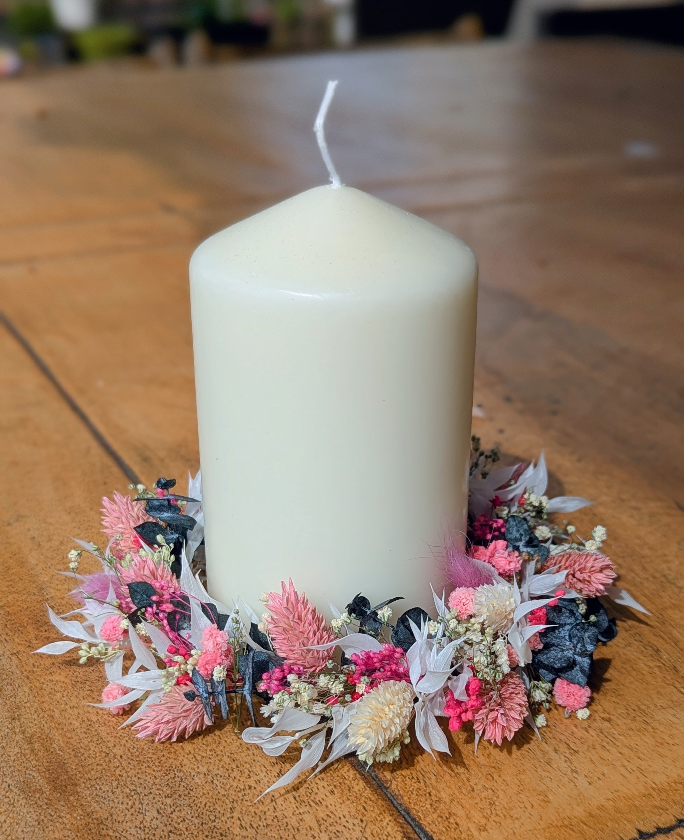 Kerze mit Trockenblumenkranz