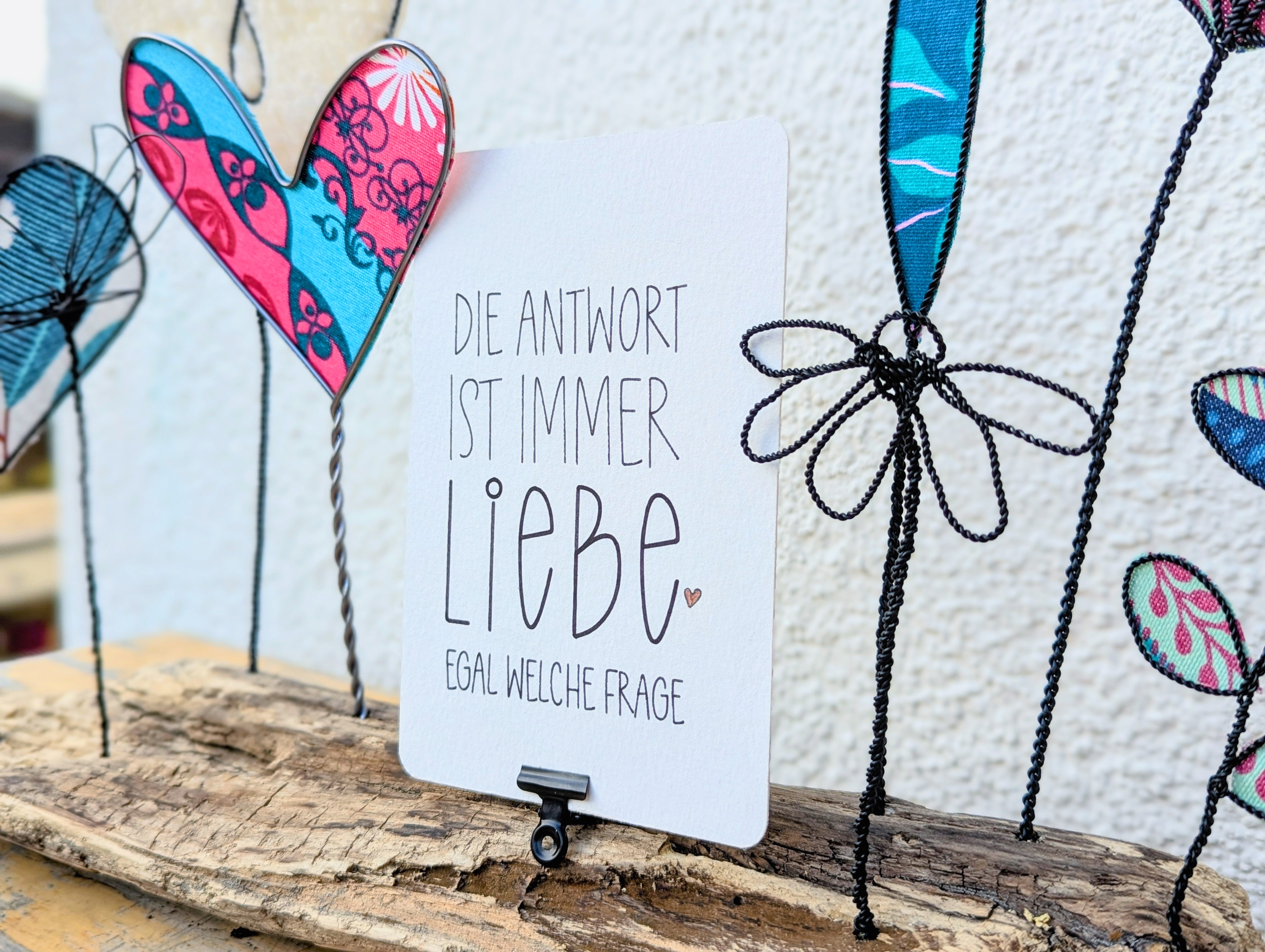 Stoffherzen mit Grußkarte „Die Antwort ist immer Liebe“