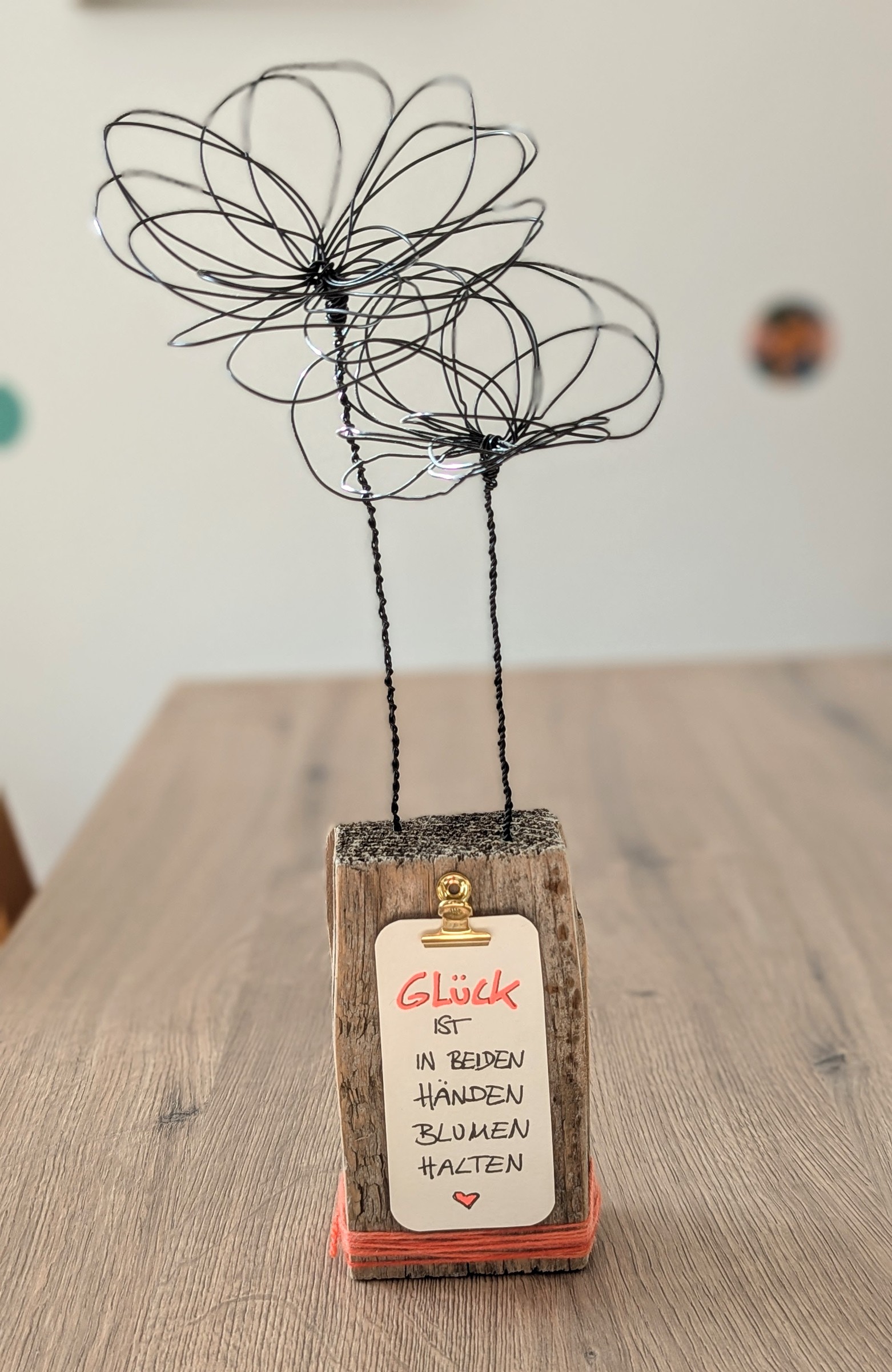 Drahtblumen auf Treibholz mit Spruchkärtchen