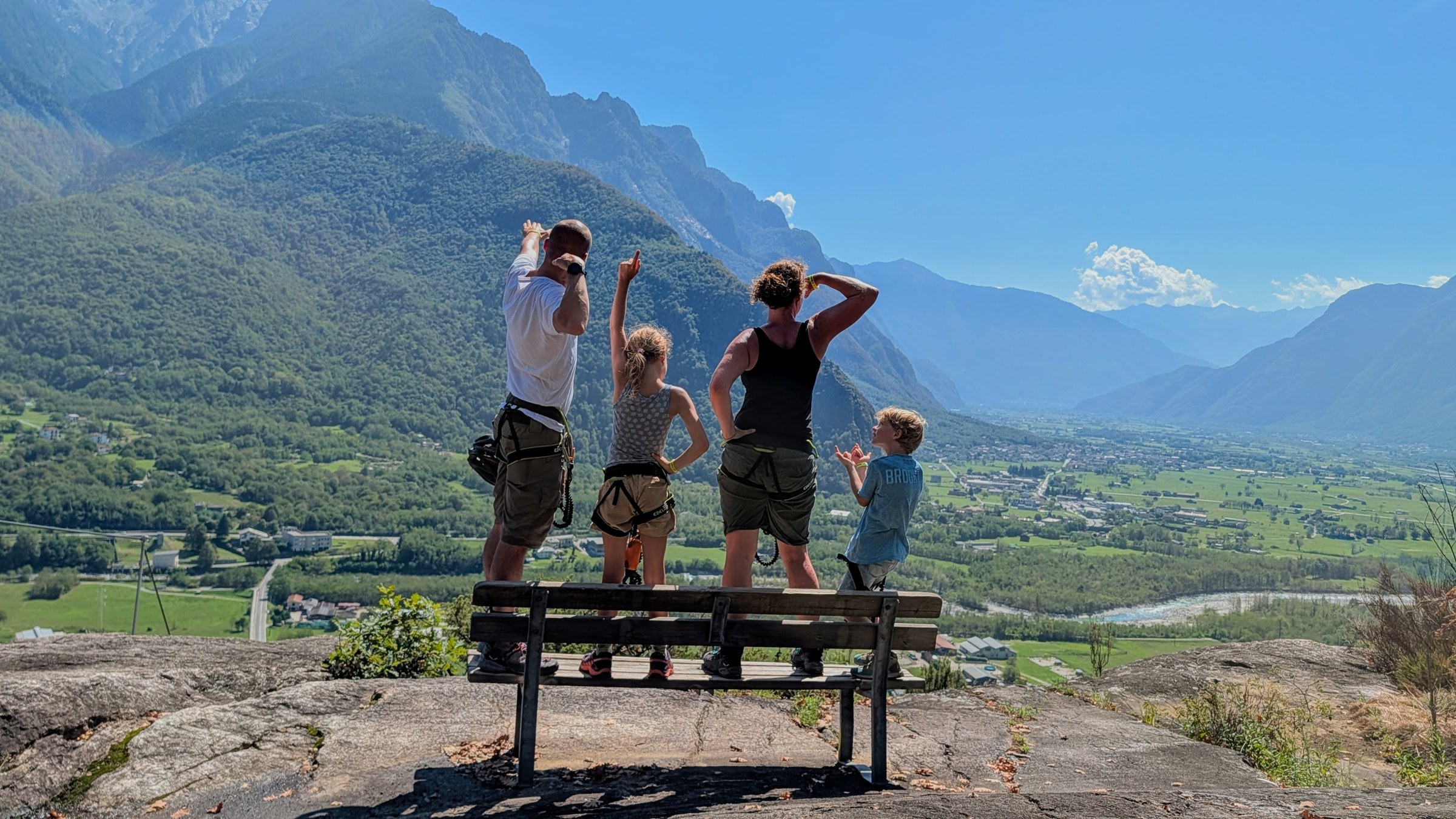 Uli mit Familie beim Klettersteig in den Bergen