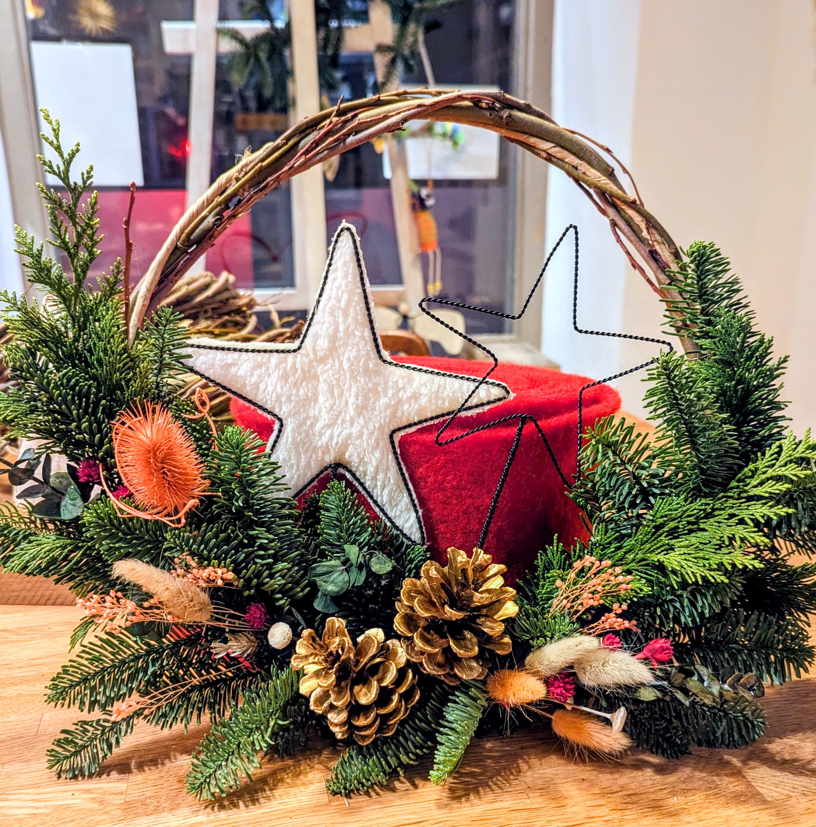 Adventstürkranz mit Tannengrün, Zapfen und drahtigem Stern