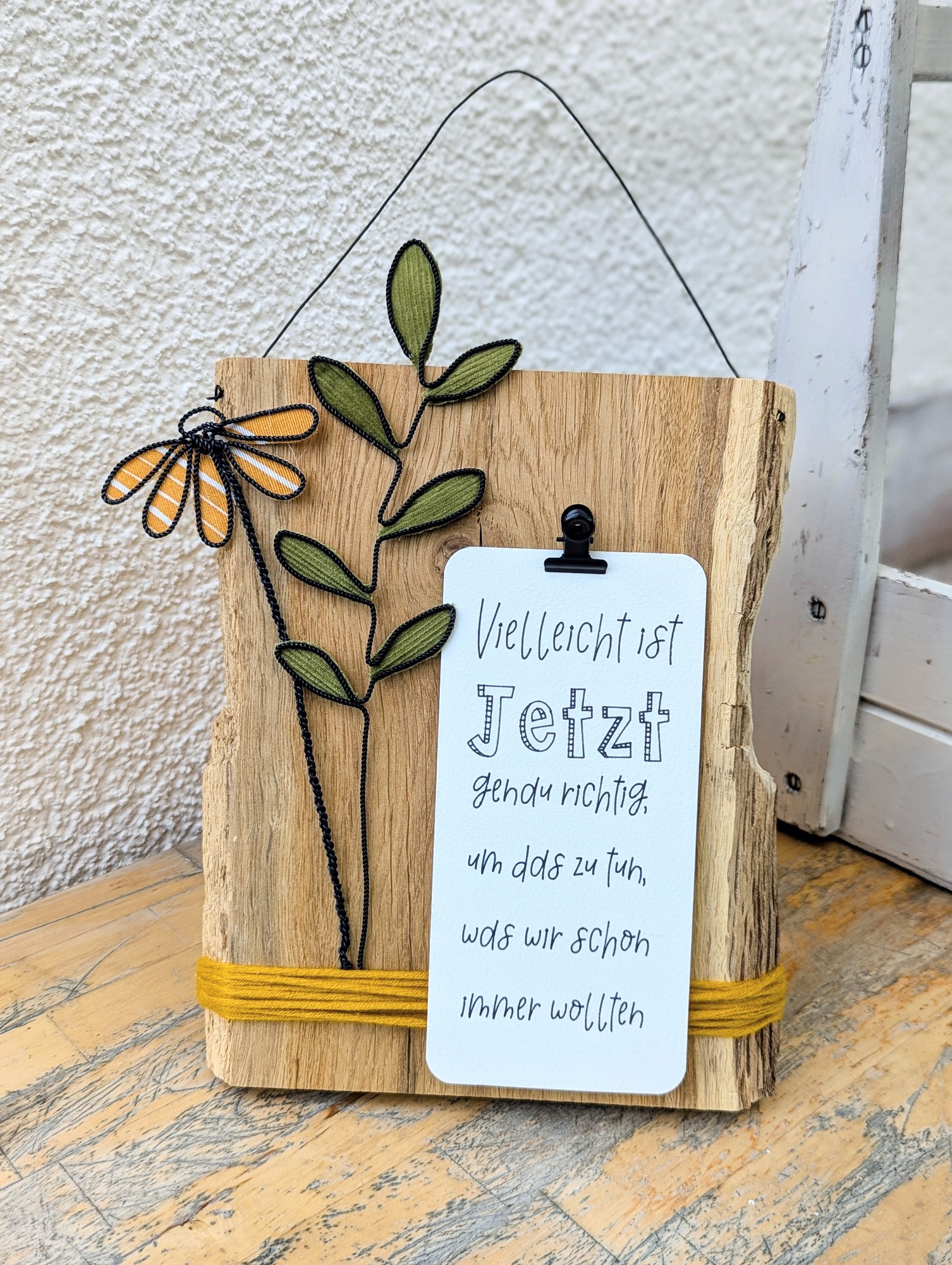Dekoschild aus Eichenholz mit Blumen-Drahtmotiv und Klemmbrett-Karte „Vielleicht ist JETZT genau richtig“