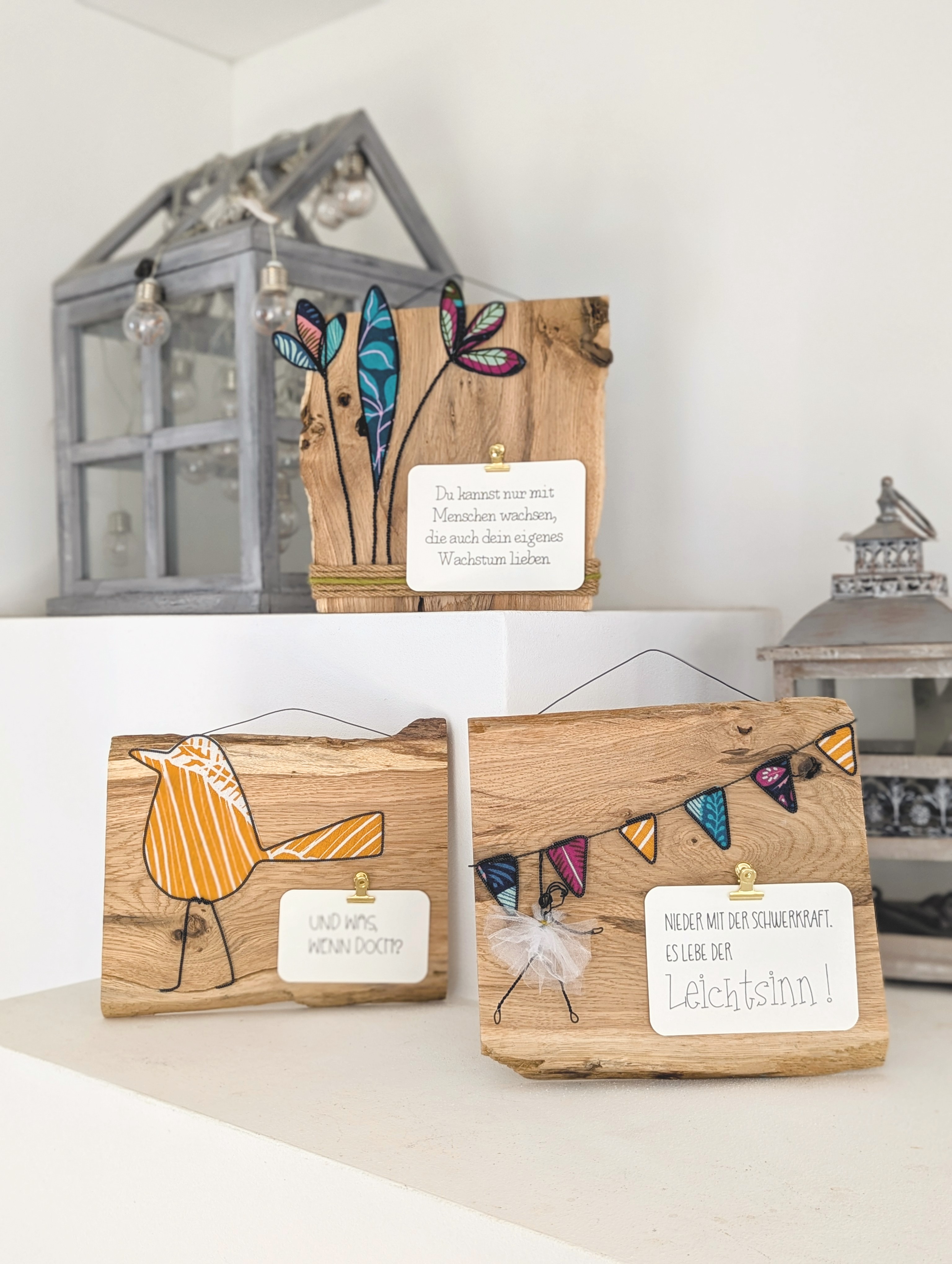 Personalisierte Dekoschilder aus Holz mit Stoff und Draht