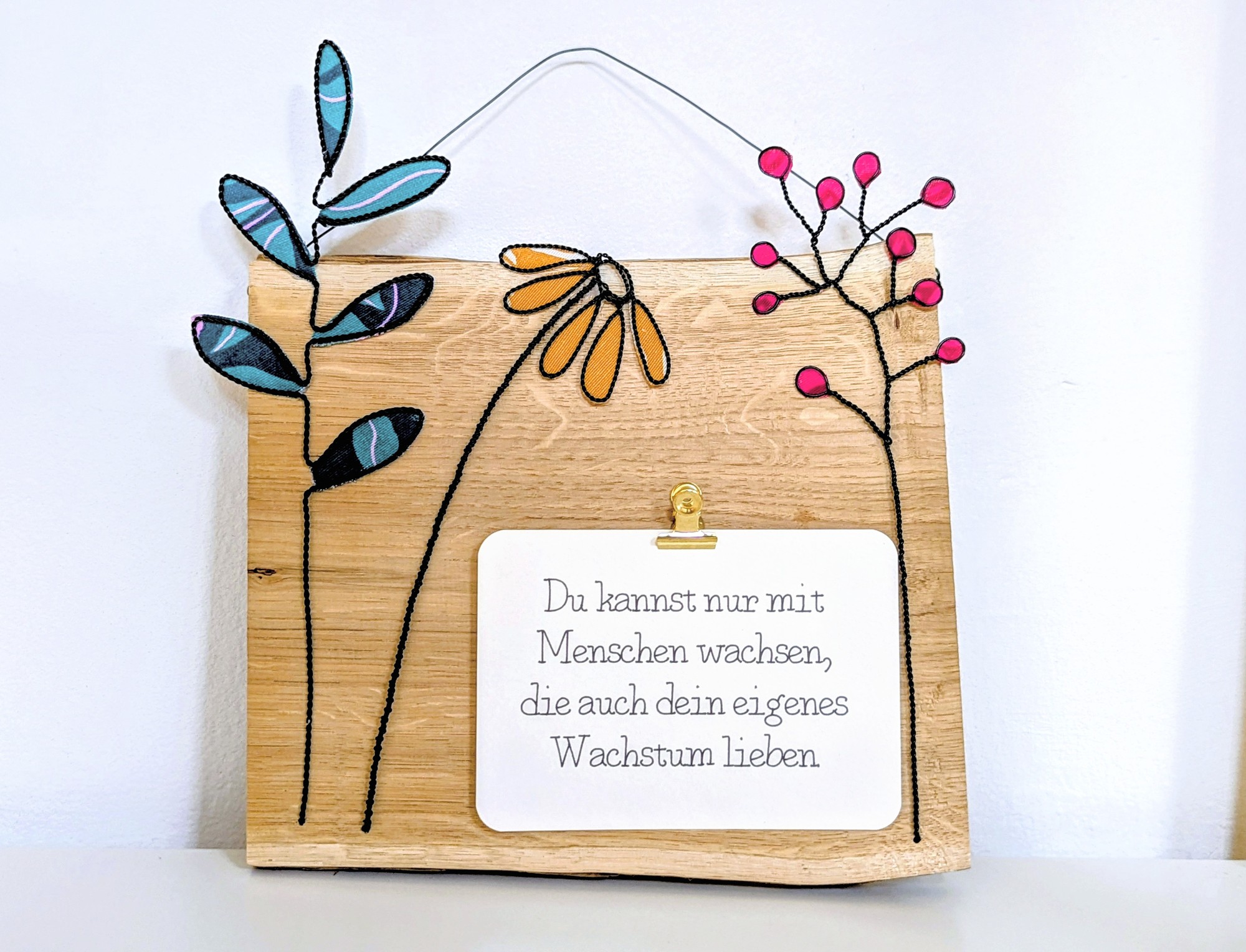 Dekoschild aus Eichenholz mit Blumen- und Beeren-Drahtmotiv und Klemmbrett-Karte „Du kannst nur mit Menschen wachsen“