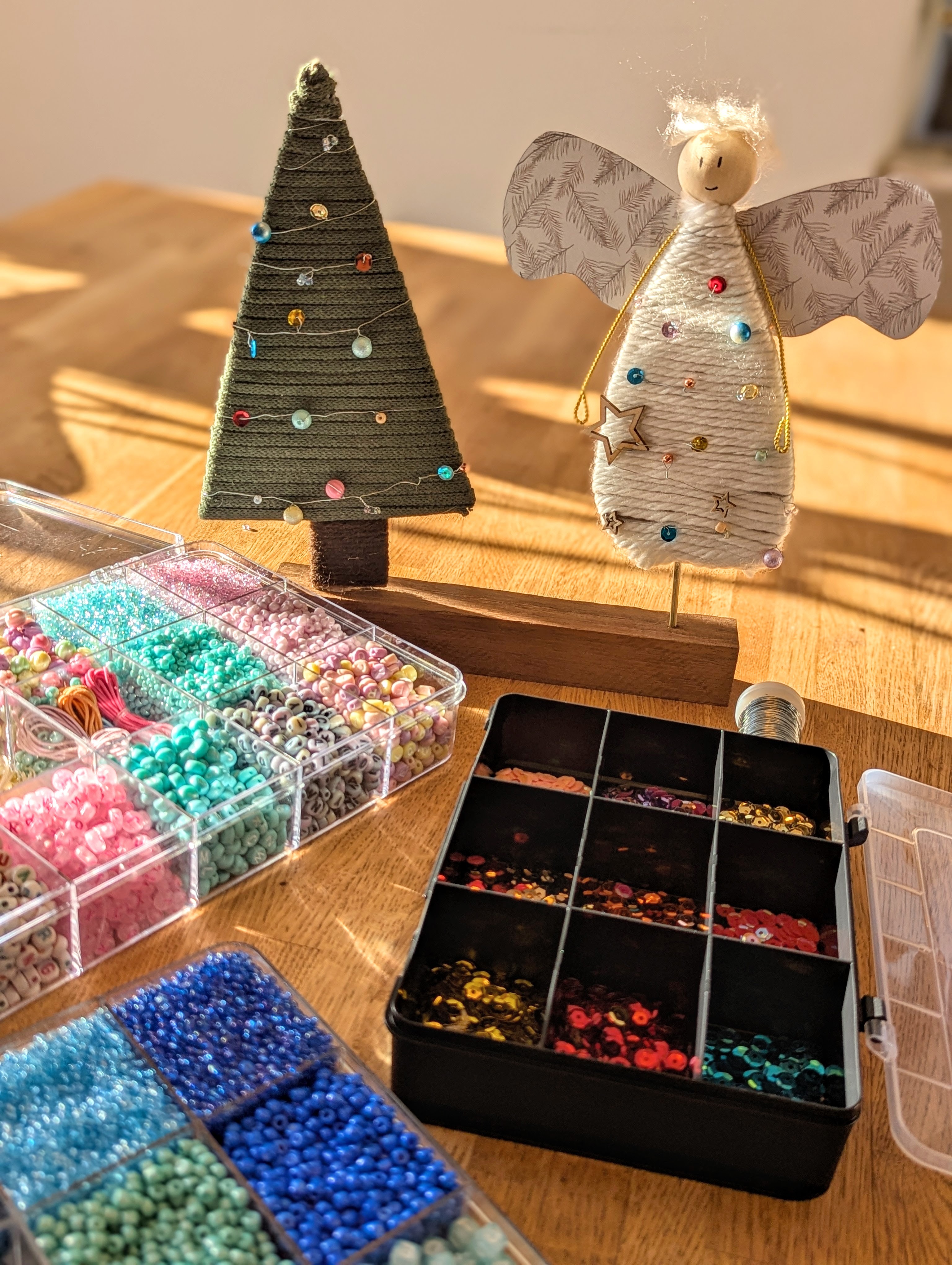 Gebastelter Weihnachtsbaum und Engel aus umwickelter Kordel mit Perlen