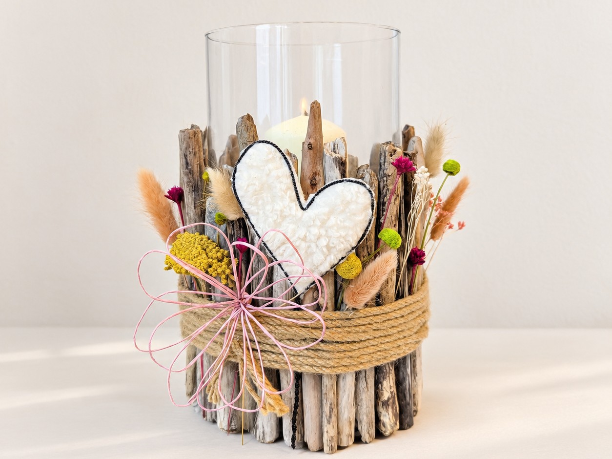 Windlicht aus Treibholz, umwickelt mit Seil, mit Stoffherz, Drahtblume und Trockenblumen