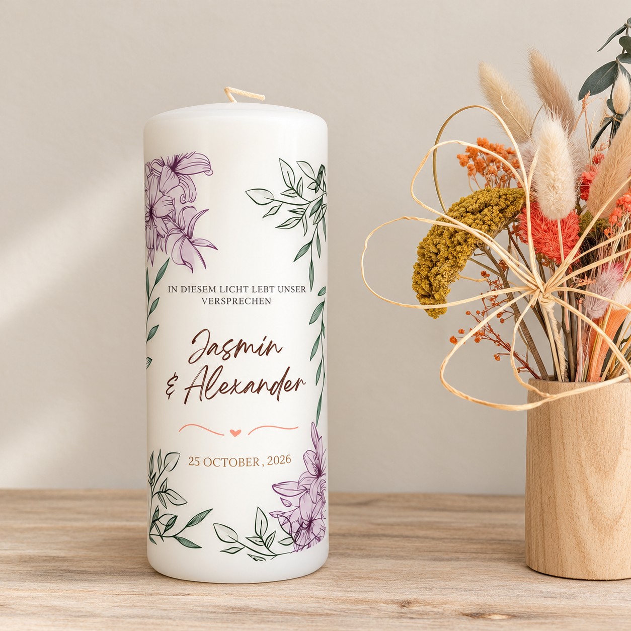 Personalisierte Hochzeitskerze mit lila Lilien-Motiv für Jasmin und Alexander