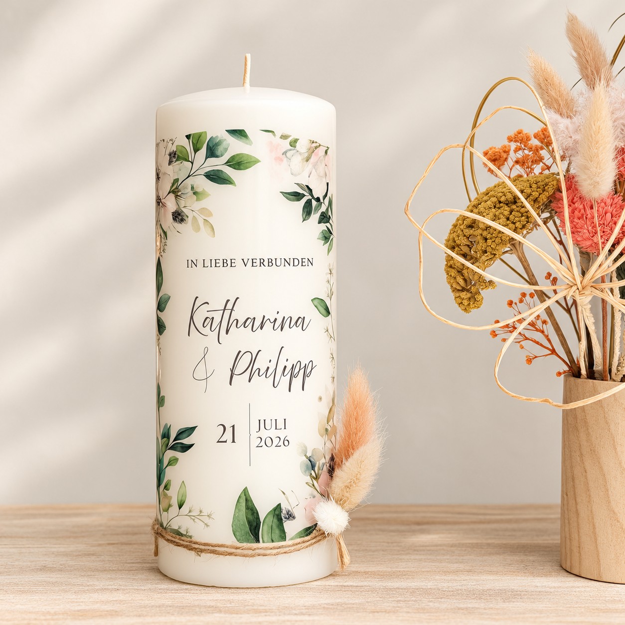 Personalisierte Hochzeitskerze mit grünem Blätter-Motiv für Katharina und Philipp