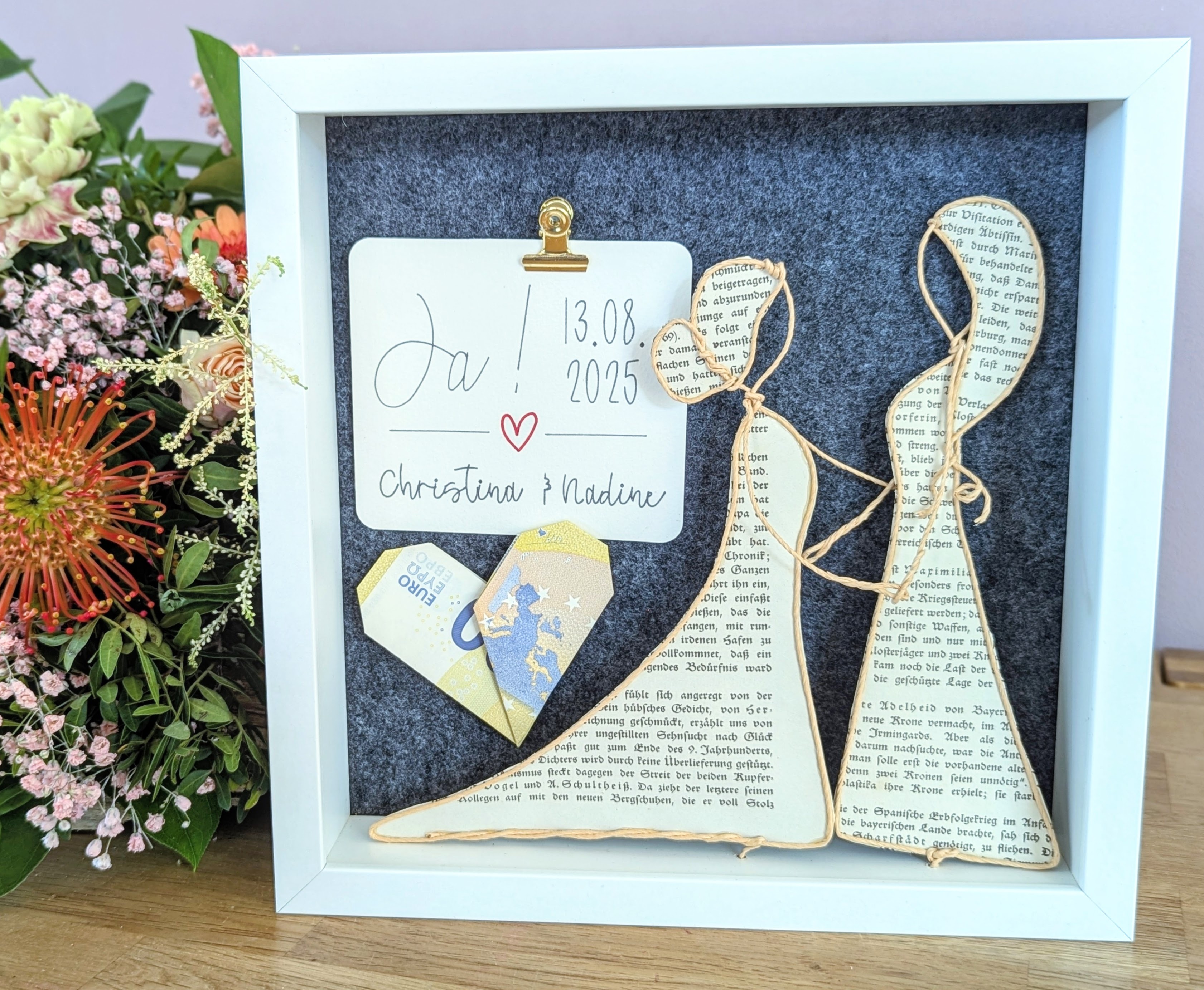 Hochzeitsrahmen mit Papierdraht-Brautpaar und Geldgeschenk-Herz für Christina und Nadine